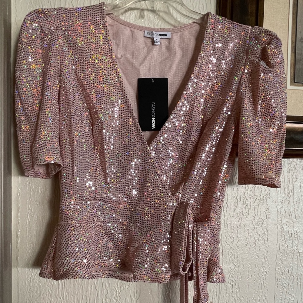 Esta blusa es mediana y está hermosa trae un cordón de lado